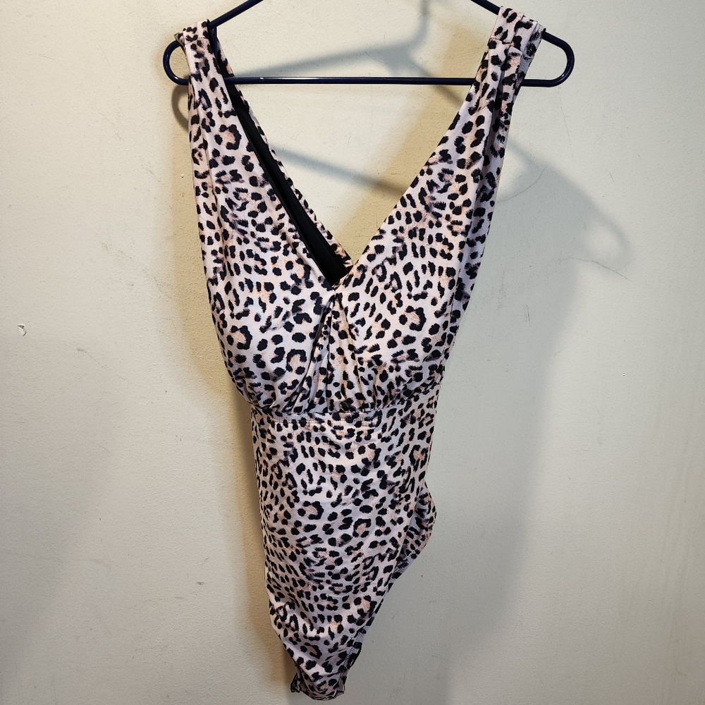 FASHION NOVA Leopard Print V-Neck Cross Back Swimsuit 2x